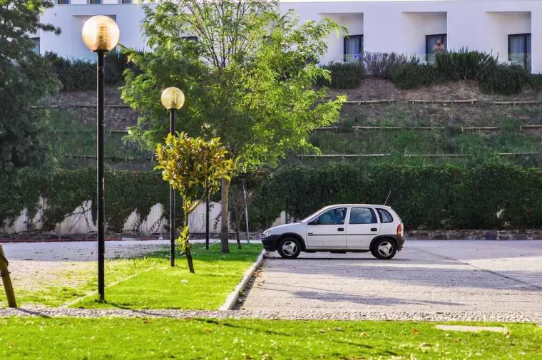 Enlever une voiture sans contrôle technique d'une place de parking par un professionnel du débarras, Saint-Quentin, Manu multi-services